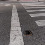 IU denuncia que un peligroso agujero lleva más de diez meses sin repararse mientras ahora queda oculto por las talanqueras de los encierros